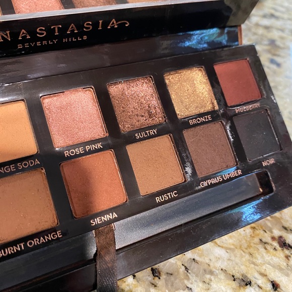 ABH soft glam - Picture 4 of 6